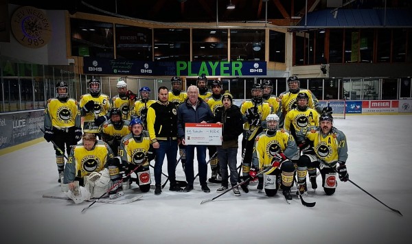 Der EHC Puckbusters Weiden organisierte eine Spendenaktion für die Kinderkrebshilfe in der Region Oberpfalz Nord e.V.